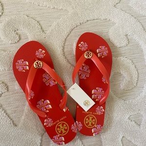 NWT Tory Burch logo flip flops